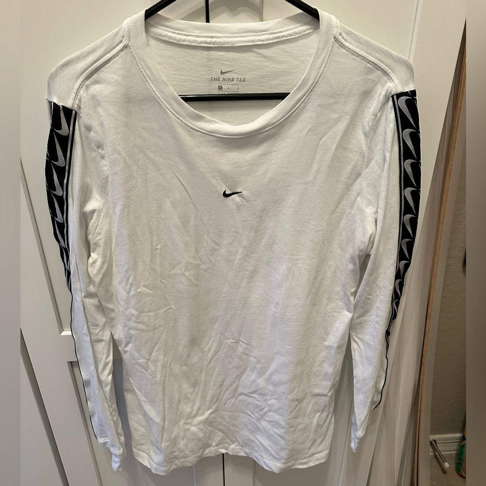 White Nike logo trim long sleeve t- shirt